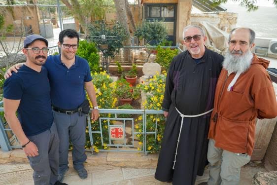 (de dr. à g.) Jordi Pia (à dr.), leur hôte franciscain du Mont Nebo, Inaki Marro et Edmond Mahlouf