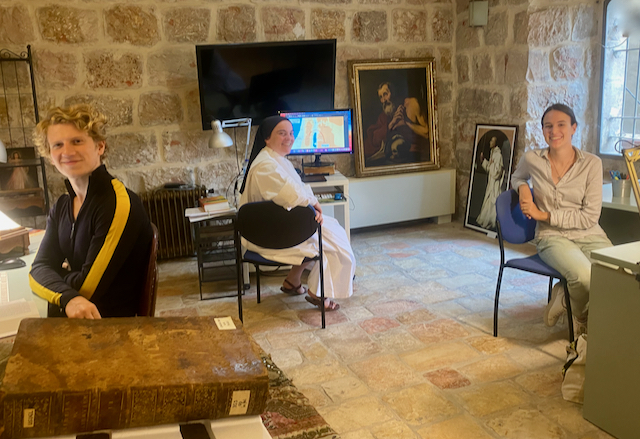 assistants dans le bureau de la BEST a Jérusalem