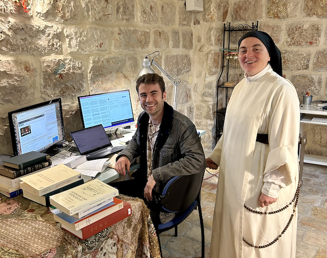 Simon Monteillet et Sr Marie-Reine Fournier dans le bureau de Jérusalem, le 9 janvier 2023