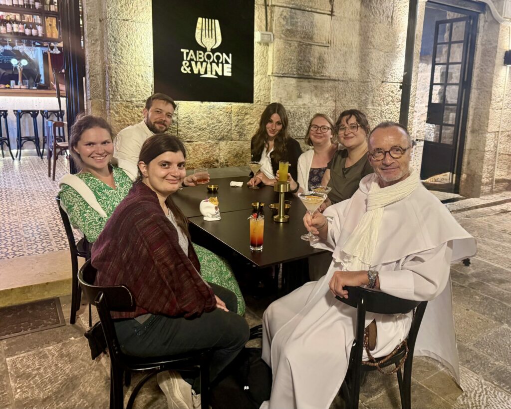 Tout le bureau des AMI de la BIble en ses traditions pour le second semestre 2026-6 célébrant la fin de l'année avec O.-Th. Venard dans le quartier chrétien de la Vieille Ville de Jérusalem le soir du 28 mai